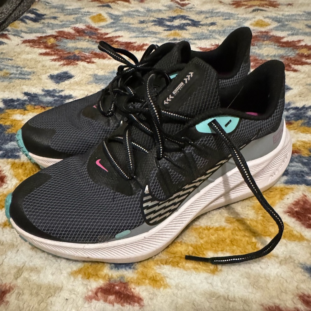 Women’s size 8 Nike running shoe